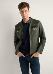 Skórzana kurtka męska w kolorze khaki KURMS-0399-8D(W26) - widok produktu z przodu, na modelu, na jasnym tle. Widoczna połowa sylwetki. 