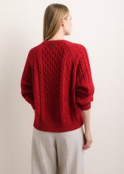 Ciemnoczerwony sweter damski SWEDT-0277-4C(Z26), widok produktu od tyłu na modelce. Widoczna połowa sylwetki.