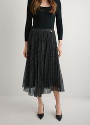 Spódnica plisowana midi w kropki SPCDT-0110-9P(W26), widok produktu od przodu na modelce, widoczna połowa sylwetki.