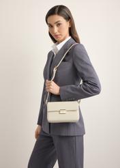 Elegancka kremowa torebka damska TOREC-1251-0B(Z26), widok produktu z przodu na modelce. Widoczna połowa sylwetki. 