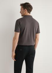 Męska koszulka polo w kolorze brązowym POLMT-0055A-1I(W26), widok produktu z tyłu na modelu. Widoczna połowa sylwetki.