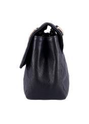 Elegancka czarna torebka damska na ramię TORES-1399-9P(Z26), widok produktu z boku na białym tle.