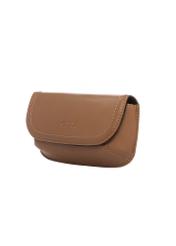 Skórzane etui w kolorze camelowym PORMS-0698-1D(W26), widok produktu skosem na białym tle.