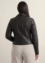 Skórzana ramoneska damska PLUS SIZE KURDS-0274L-99(KS), widok produktu od tyłu na modelce, widoczna połowa sylwetki.