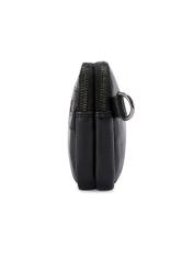 Mała czarna skórzana torba męska TORMS-0492-99(W26), widok produktu od boku na białym tle.