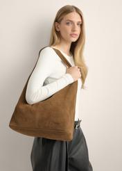 Zamszowa torebka shopper w kolorze koniaku TORES-1403-1F(Z26), widok produktu od przodu na modelce. Widoczna połowa sylwetki.