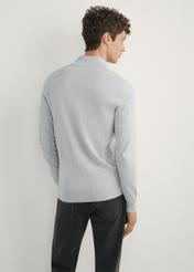 Jasnoszary sweter męski ze stójką SWEMT-0189-9A(W26) - widok produktu z tyłu, na modelu, na jasnym tle. Widoczna sylwetka do kolan.