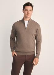 Brązowy sweter męski SWEMT-0174-90(Z25), widok produktu z przodu na modelu. Widoczna połowa sylwetki.
