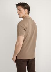 Męska koszulka polo w kolorze camelu POLMT-0055A-1D(W26), widok produktu z tyłu na modelu. Widoczna połowa sylwetki.