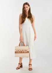 Duża torebka shopper damska TOREC-1035-89(W25) - widok przodu na modelce na białym tle. Widoczna cała sylwetka. 