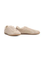 Beżowe zamszowe buty damskie BUTYD-1261-1A(W26), widok produktu skosem na białym tle.