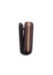 Mały brązowy portfel damski z monogramem POREC-0349A-1I(Z26), widok produktu z boku na białym tle.