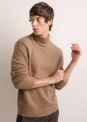Męski sweter z golfem w kolorze camelowym SWEMT-0209-1D(Z26), widok produktu skosem na modelu. Widoczna połowa sylwetki.