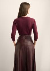 Wełniany sweter w kolorze bordowym SWEDT-0267-4D(Z26), widok produktu z tyłu na modelce. Widoczna połowa sylwetki.