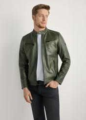 Skórzana kurtka męska w kolorze khaki KURMS-0338-8D(W26) - widok produktu z przodu na modelu, na jasnym tle. Widoczna sylwetka do kolan.
