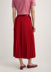 Czerwona plisowana spódnica midi SPCDT-0096-4B(W26), widok produktu od tyłu na modelce, widoczna połowa sylwetki.