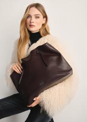 Duża brązowa torebka shopper TOREC-0995A-89(Z25), widok produktu od przodu na modelce, widok na białym tle.