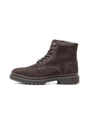 Brązowe zamszowe trzewiki męskie BUTYM-0515-89(Z25), widok produktu z boku na białym tle.