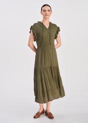 Długa sukienka w kolorze khaki SUKDT-0187-54(W25), widok produktu na modelce. Widoczna cała sylwetka.