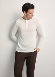 Biały bawełniany longsleeve męski LSLMT-0010-0B(W26), widok produktu z przodu na modelu. Widoczna połowa sylwetki.