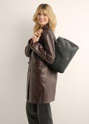 Czarna torebka shopper damska TOREC-1260-9I(Z26), widok produktu na ramieniu modelki. Widocza połowa sylwetki.