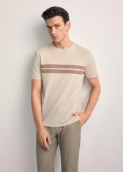 Beżowy bawełniany t-shirt męski TSHMT-0129-80(Z25) - widok produktu z przodu, na modelu, na białym tle. Widoczna sylwetka do kolan. 