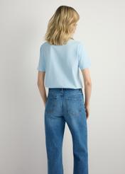 Jasnoniebieski T-shirt damski basic TSHDT-0120-7A(W26), widok produktu z tyłu na modelce. Widoczna połowa sylwetki.