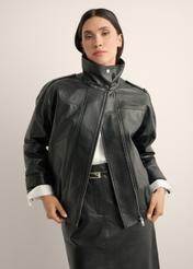 Czarna skórzana kurtka oversize KURDS-0623-99(Z26), widok produktu z przodu na modelce. Widoczna połowa sylwetki.