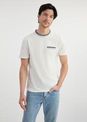 Biały T-shirt męski z bawełny TSHMT-0123-12(W25), widok produktu przodem na modelu. Widoczna połowa sylwetki.