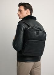 Czarny duży skórzany plecak męski PLCMS-0020A-99(Z25), wido produktu na sylwetce modela.