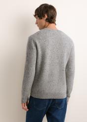 Jasnoszary sweter męski z wełną SWEMT-0173-9B(Z26), widok produktu z tyłu na modelu. Widoczna połowa sylwetki.
