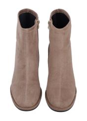Zamszowe botki damskie w kolorze chłodnego beżu BUTYD-1341-1K(Z26), widok produktu z przodu na białym tle.