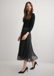 Spódnica plisowana midi w kropki SPCDT-0110-9P(W26), widok produktu od boku na modelce, widoczna cała sylwetka.