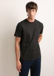 Bawełniany T-shirt męski w monogram TSHMT-0163-99(Z26), widok produktu z przodu na modelu. Widoczna połowa sylwetki.