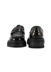 Czarne skórzane loafersy damskie BUTYD-1069-99(W26) - widok z przodu i z tyłu, na białym tle.
