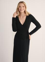 Czarny sweter damski z wiązaniem SWEDT-0234-99(Z25), widok produktu z przodu na modelce. Widoczna połowa sylwetki.