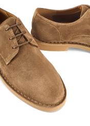 Zamszowe buty męskie w kolorze chłodnego beżu BUTYM-0539-1K(W26), zbliżenie na produkt na białym tle.