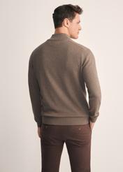Brązowy sweter męski SWEMT-0174-90(Z25), widok produktu z tyłu na modelu. Widoczna połowa sylwetki.