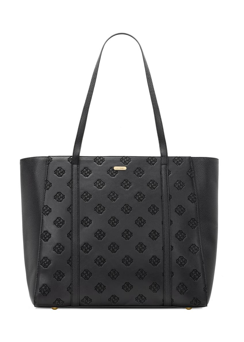 Czarna torebka shopper z monogramem TOREC-1160-9P(W26) - widok produktu z przodu, na białym tle. 