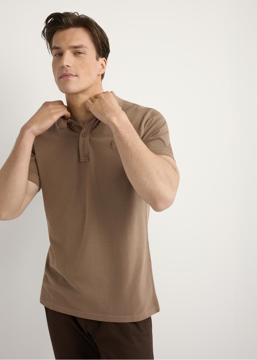 Męska koszulka polo w kolorze camelu POLMT-0055A-1D(W26), widok produktu z przodu na modelu. Widoczna połowa sylwetki.