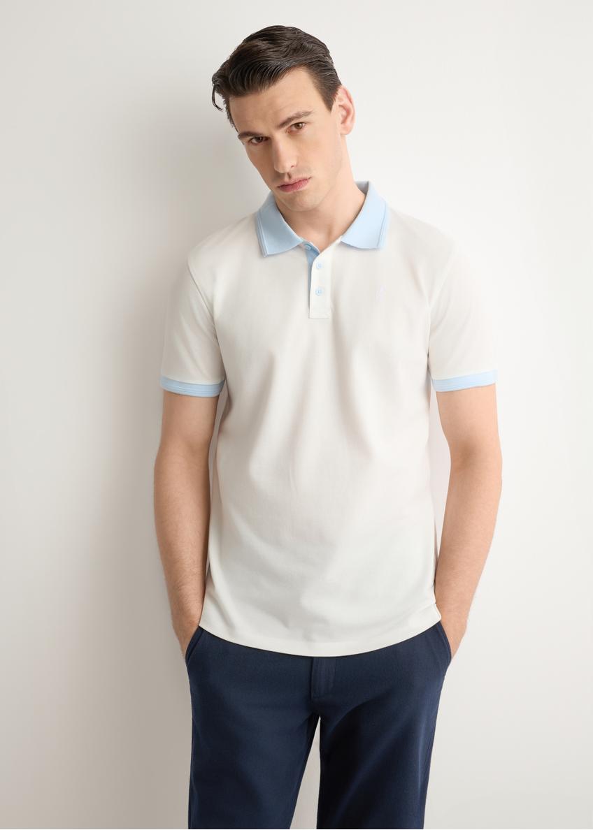 Męska kremowa koszulka polo POLMT-0093-0B(W26), widok produktu z przodu na modelu. Widoczna połowa sylwetki.