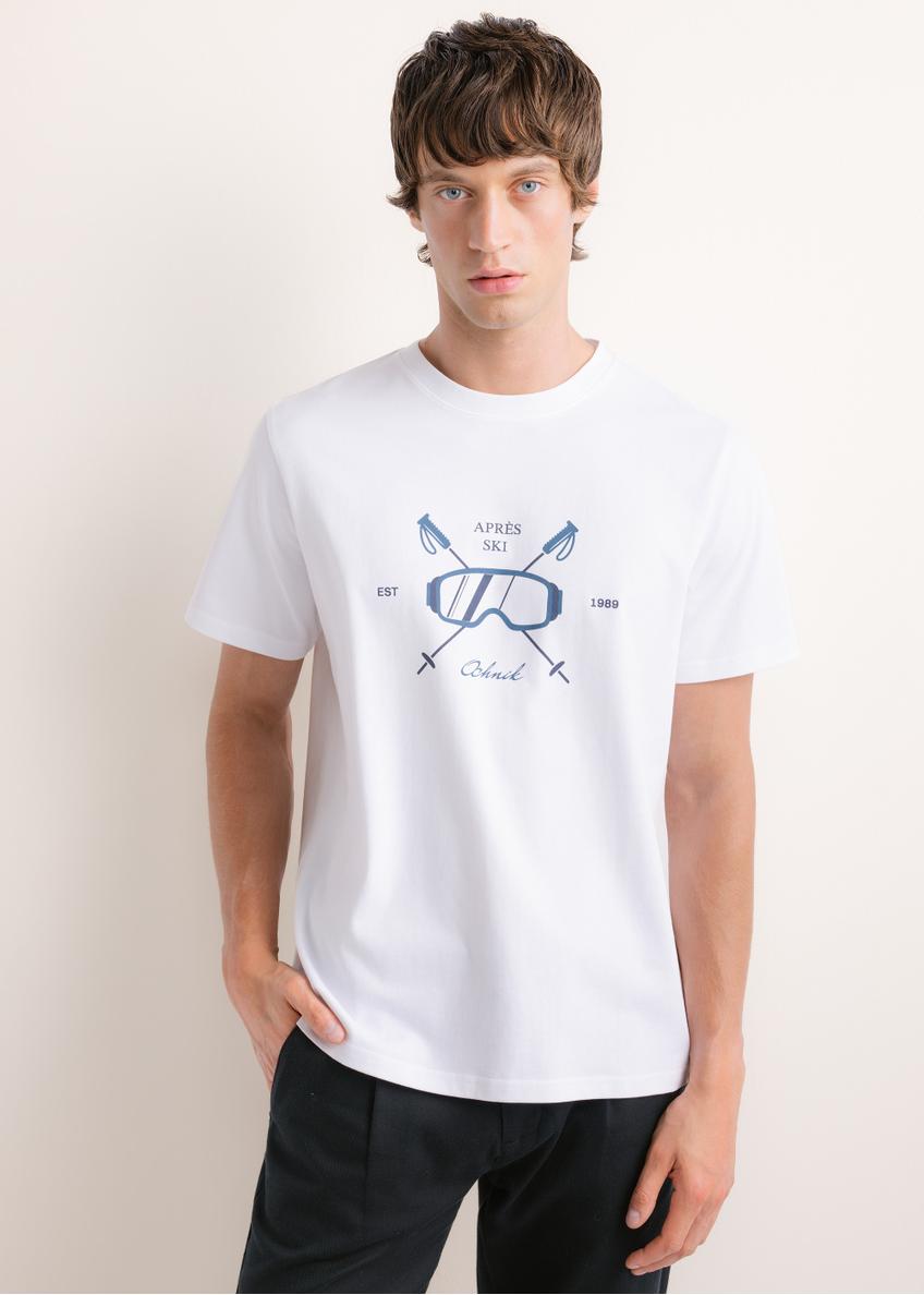 Biały T-shirt męski z nadrukiem TSHMT-0160-0A(Z26), widok produktu z przodu na modelu. Widoczna połowa sylwetki.