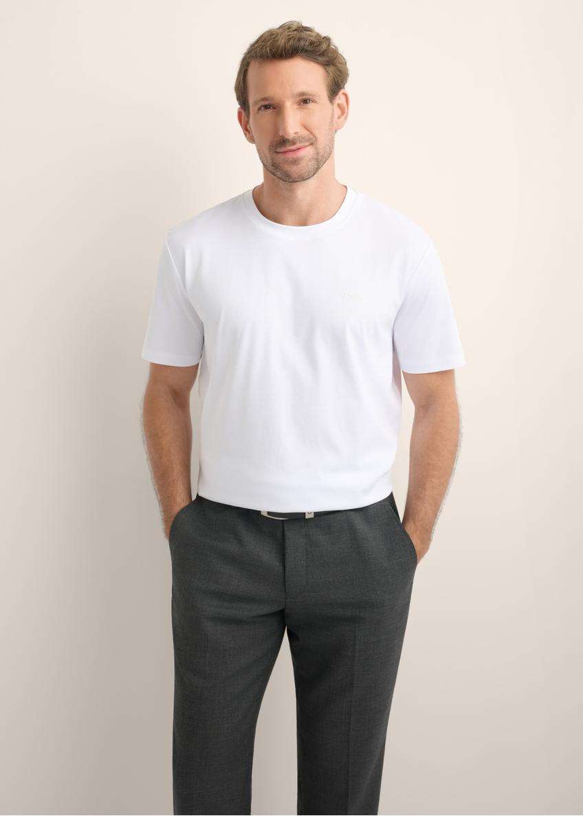 Biały t-shirt męski z bawełny merceryzowanej TSHMT-0156-0A(Z26), widok produktu z przodu na modelu. Widoczna połowa sylwetki.