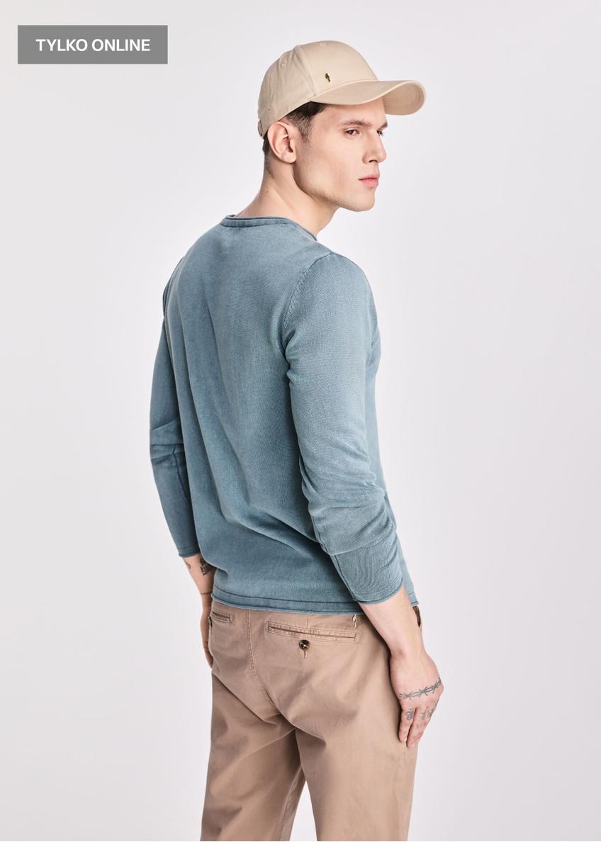 Bawełniany sweter męski w kolorze szaroniebieskim SWEMT-0100-95(W25)