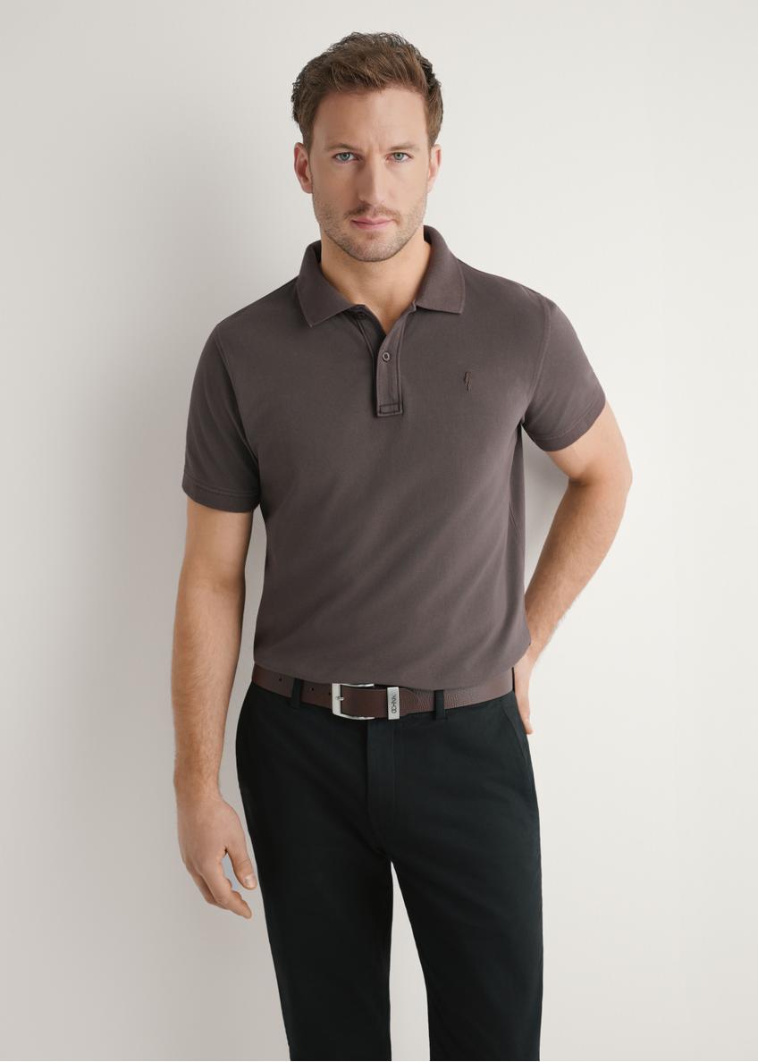 Męska koszulka polo w kolorze brązowym POLMT-0055A-1I(W26), widok produktu z przodu na modelu. Widoczna połowa sylwetki.