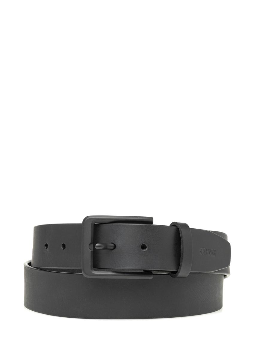 Czarny skórzany pasek męski PASMS-0279-99(W26) - widok produktu z przodu, na białym tle. 