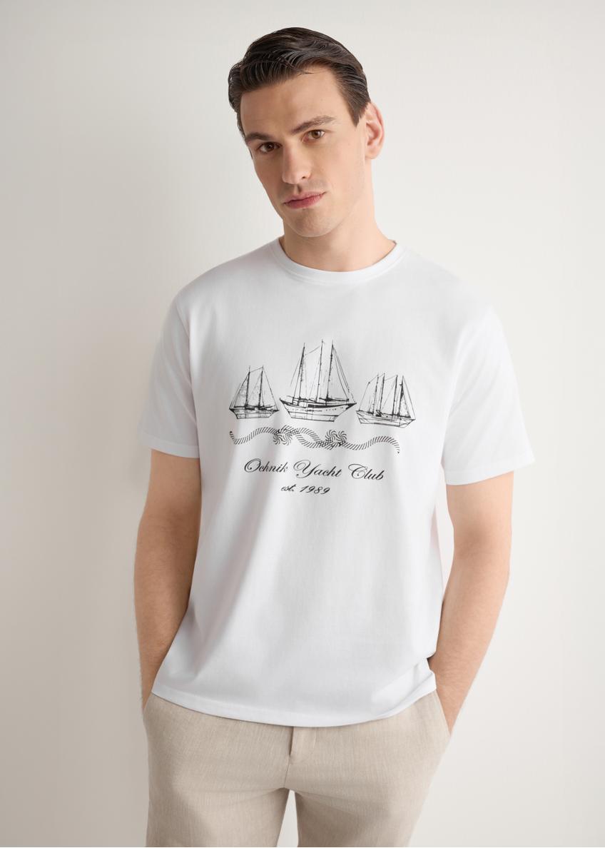 Biały T-shirt męski z nadrukiem TSHMT-0151-0B(W26), widok produktu z przodu na modelu. Widoczna połowa sylwetki.