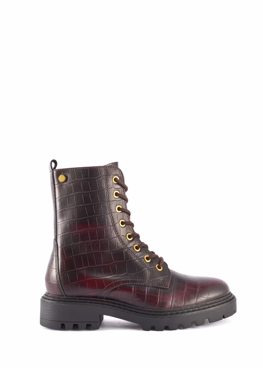 Bordowe botki damskie croco BUTYD-1192-90(Z25), widok produktu z boku na białym tle.