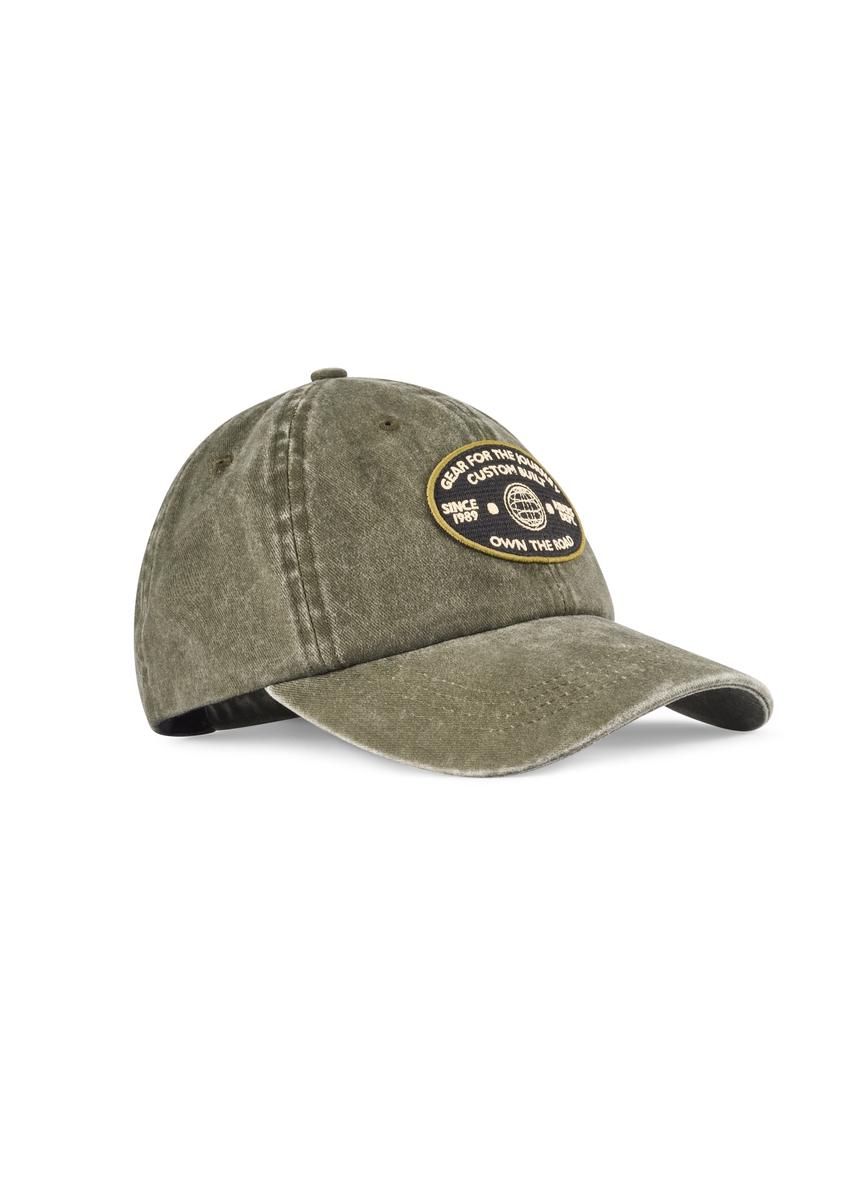 Czapka z daszkiem unisex w kolorze khaki CZALT-0019-8D(W26) - widok produktu z boku, na białym tle. 