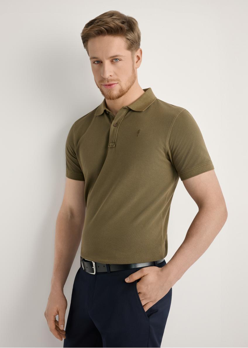 Męska koszulka polo w kolorze khaki POLMT-0055A-8D(W26), widok produktu z przodu na modelu. Widoczna połowa sylwetki.
